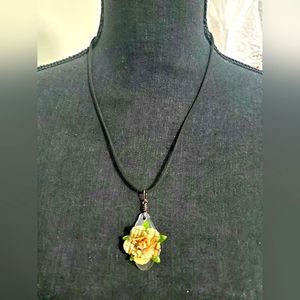 😀 HAND CRAFTED rose floral necklace resin acrylic tan cream peach tone
